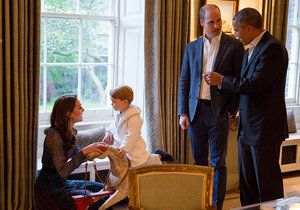 Prezident Obama si potřásl rukou s princem Georgem, který už byl v pyžámku.