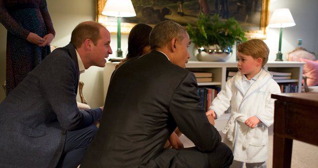 Prezident Obama si potřásl rukou s princem Georgem, který byl v pyžamu a županu.