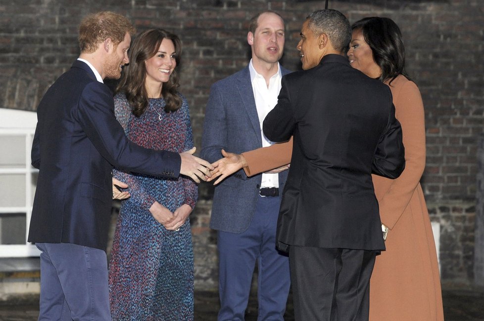 Manželé Obamovi se zdraví se členy britské královské rodiny.