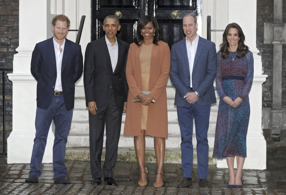 Princ Harry, Barack a Michelle Obamovi a princ William s manželkou, vévodkyní Kate.