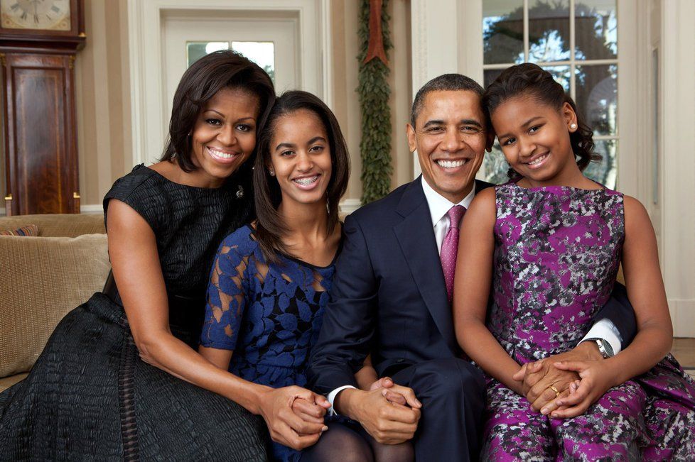 Rodinný portrét Obamových z roku 2011, zleva: Michelle, Malia, Barack a Sasha