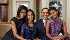 Rodinný portrét Obamových z roku 2011, zleva: Michelle, Malia, Barack a Sasha.