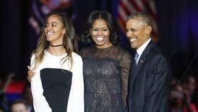 Obamovi, zleva: Malia, Michelle a Barack.