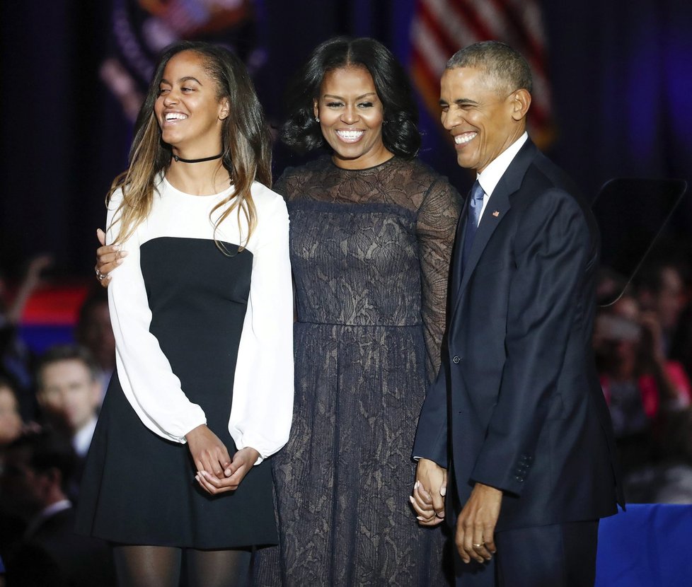 Obamovi, zleva: Malia, Michelle a Barack.