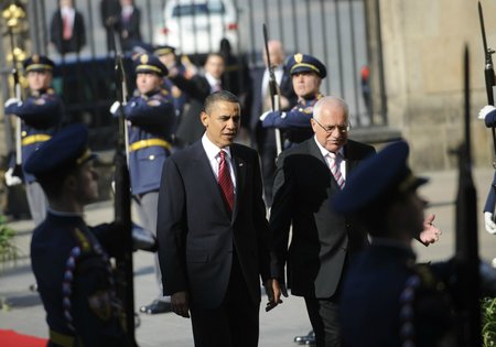Baracka Obamu přivítal na Pražském hradě prezident Václav Klaus