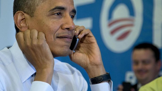 Barack Obama telefonuje Barack Obama telefonuje