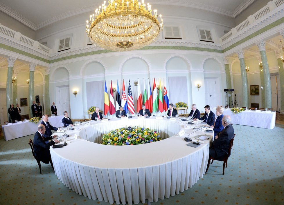 Barack Obama při setkání s prezidenty, mezi kterými nechyběl ani Miloš Zeman.