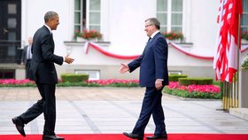 Barack Obama na červeném koberci spolu s prezidentem Komorowským