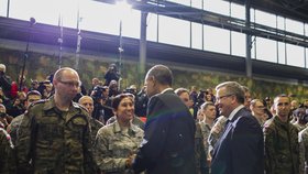 Barack Obama se zdraví s polskými a americkými vojáky