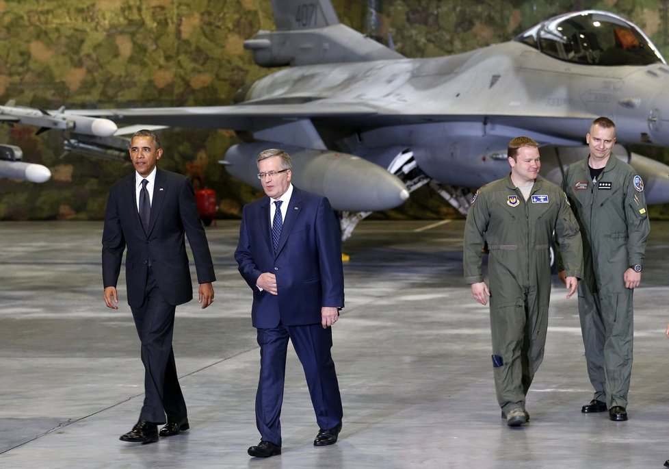 Americký prezident Obama a jeho polský protějšek Komorowski v polském hangáru s letouny z USA