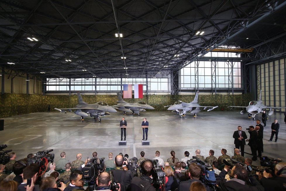 Společná tiskovka amerického a polského prezidenta v hangáru se stíhačkami F-16