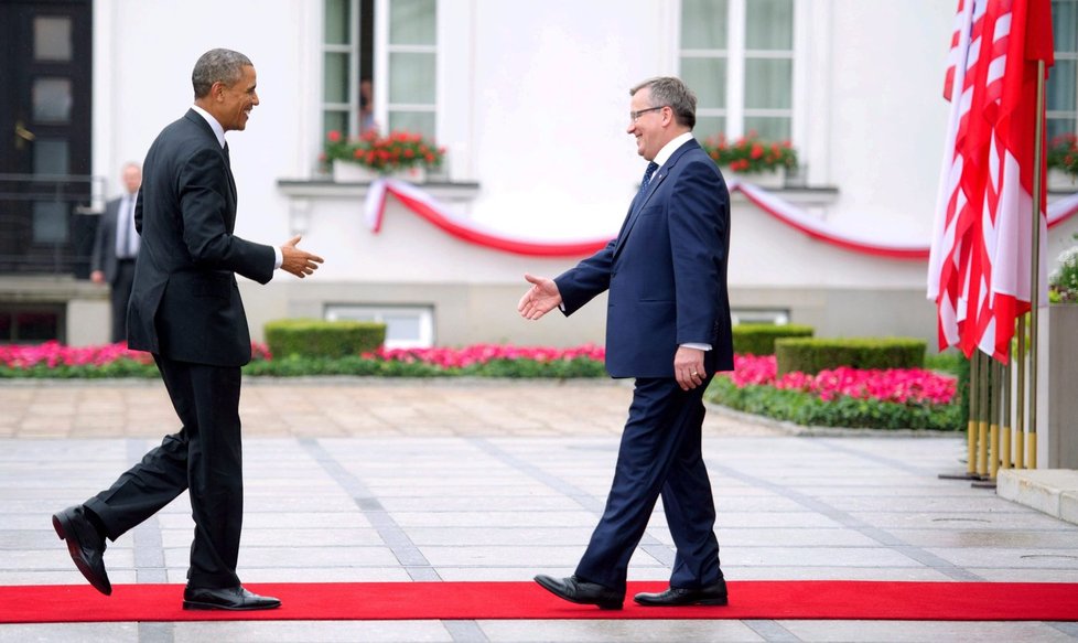 Barack Obama na červeném koberci spolu s prezidentem Komorowským