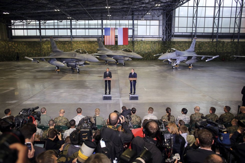 Spojené státy v březnu na žádost Varšavy vyslaly do Polska dvanáct letounů F-16 a 300 vojáků.
