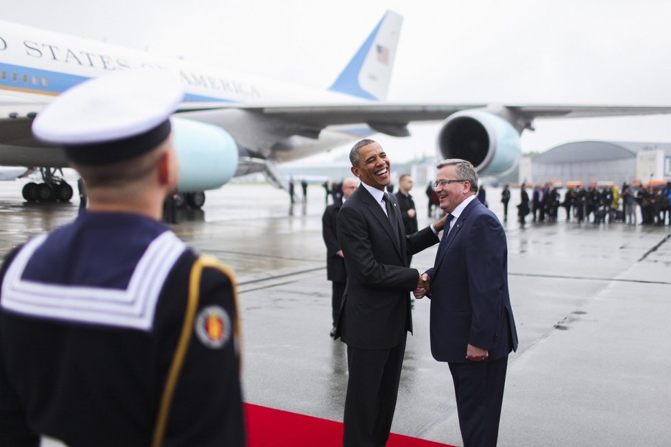 Na letišti Obamu přivítal jeho polský protějšek Bronislaw Komorowski.