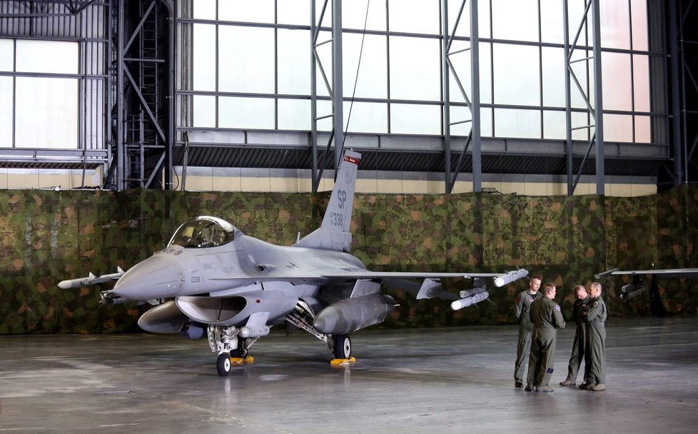 Čekání na Obamu: Přivítali ho i američtí a polští vojáci a piloti, sloužící na základně, která spravuje americké letouny F-16