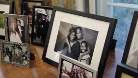 Různé tváře Baracka Obamy: Rodina na poličce Oválné pracovny
