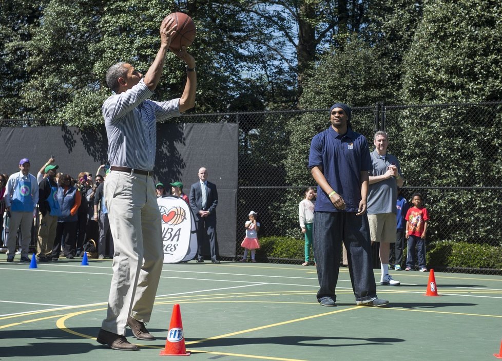 Různé tváře Baracka Obamy: Při basketu