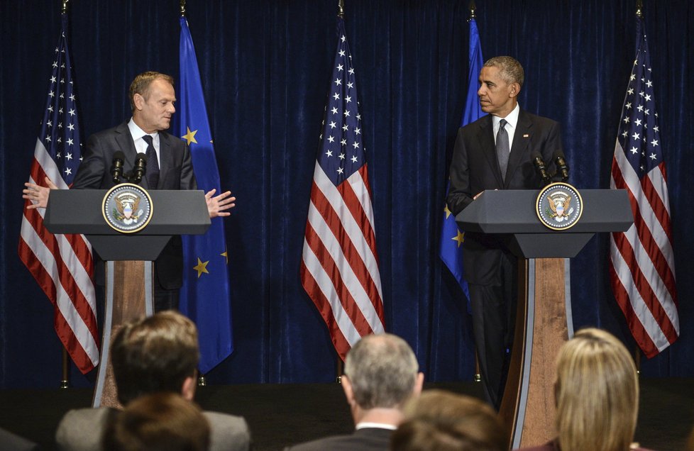 Americký prezident Barack Obama a šéf Evropské rady Donald Tusk na tiskovce ve Varšavě