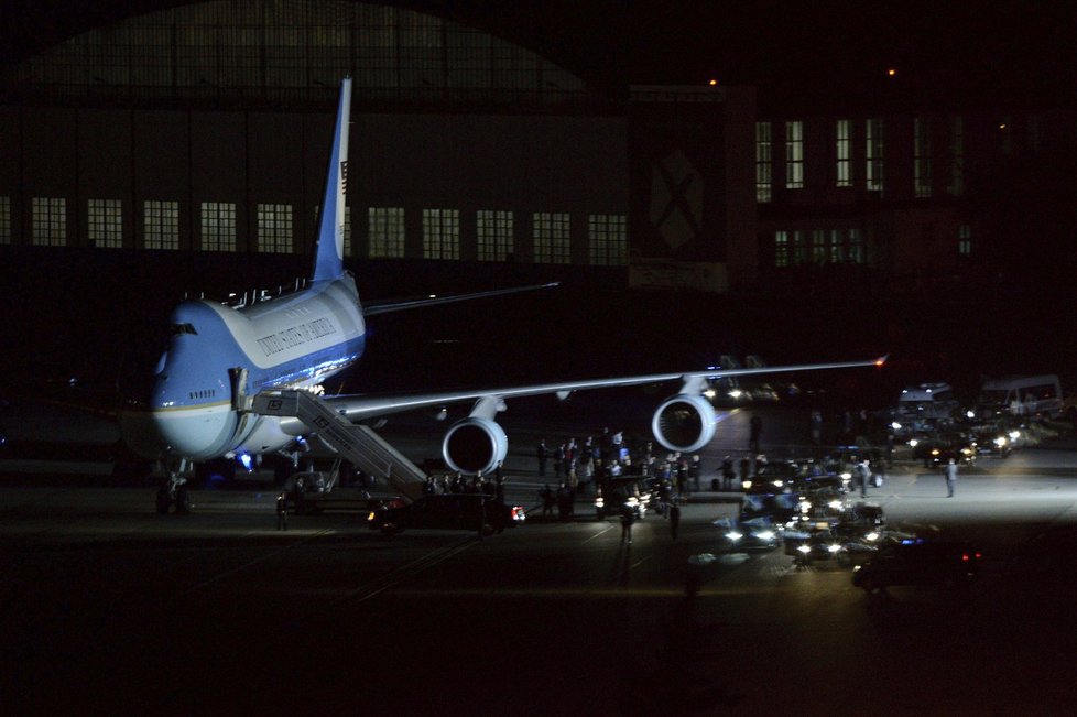 Air Force One přistál na letišti ve Varšavě. Obama dorazil na summit NATO.