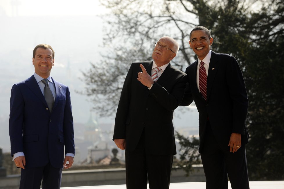 Společné fotografování ruského prezidenta Dmitrije Medveděva, amerického prezidenta Baracka Obamy a českého prezidenta Václava Klause na Pražském hradě.