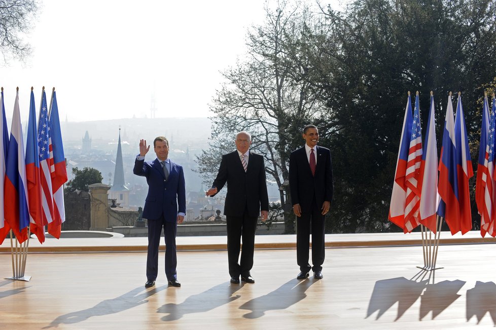 Společné fotografování ruského prezidenta Dmitrije Medveděva, amerického prezidenta Baracka Obamy a českého prezidenta Václava Klause na Pražském hradě.