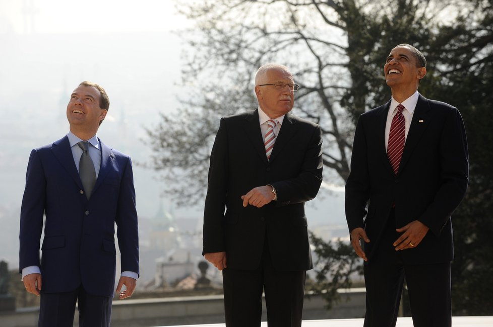Společné fotografování ruského prezidenta Dmitrije Medveděva, amerického prezidenta Baracka Obamy a českého prezidenta Václava Klause na Pražském hradě.