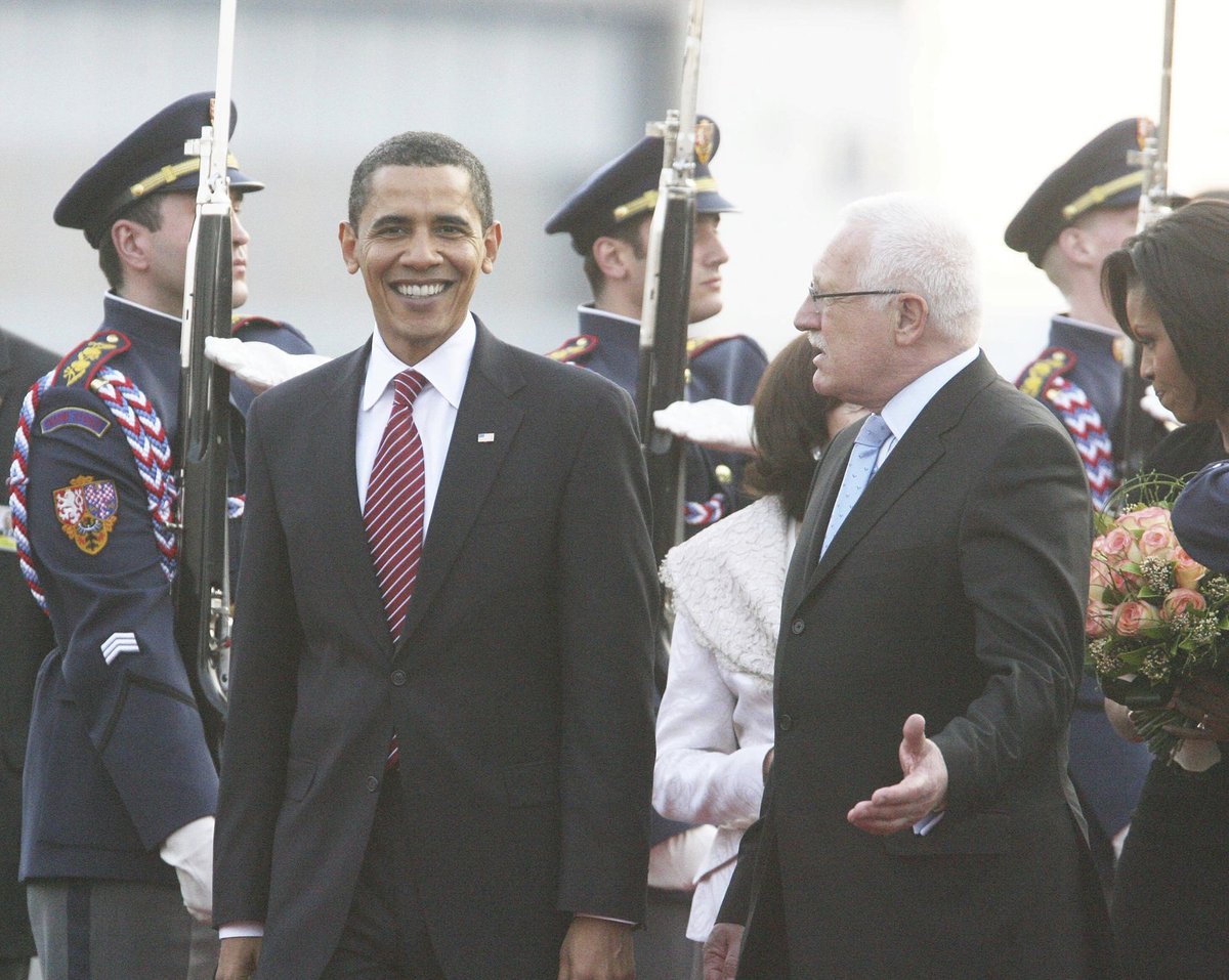 Barack Obama při návštěvě Prahy v dubnu 2009: Přivítání Václavem Klausem