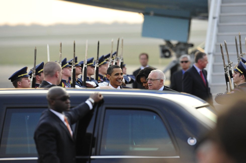 Barack Obama při návštěvě Prahy v dubnu 2009: Přivítání Václavem Klausem