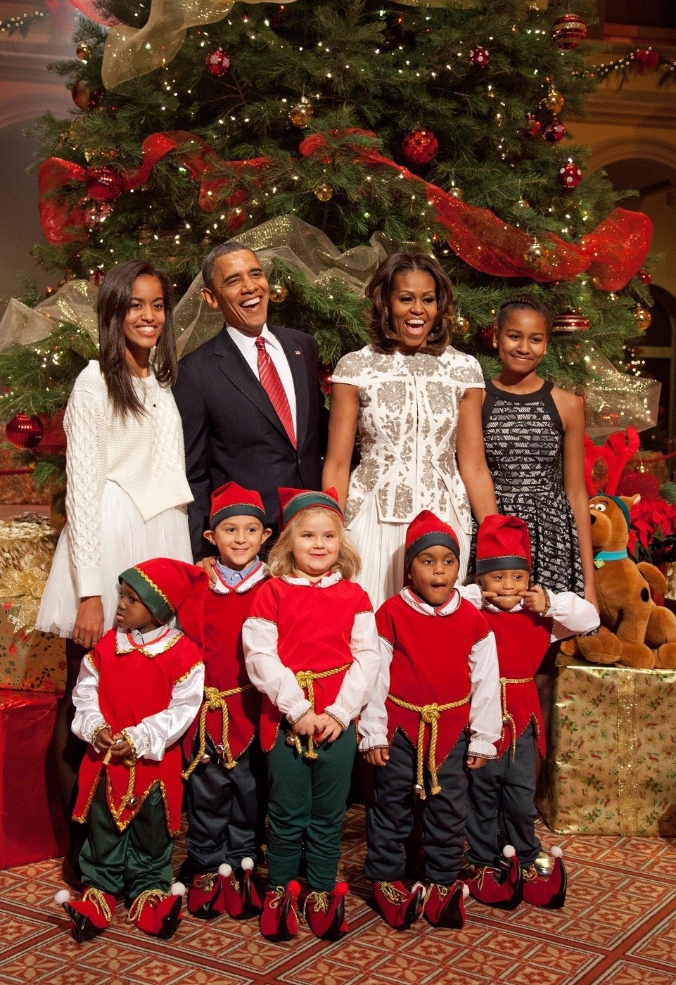 Prezidentova rodina si dokonce s dětmi zazpívala koledy.