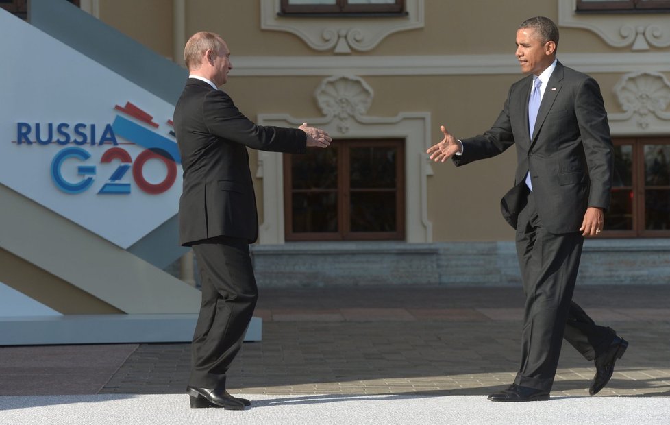 Dlouho očekávané setkání oponentů: Prezidentové Putin a Obama předtím, než předvedli úsměvy pro fotografy