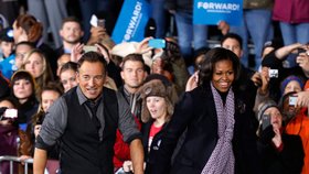Předvolebního mítinku se zúčastnil i zpěvák Bruce Springsteen a první dáma