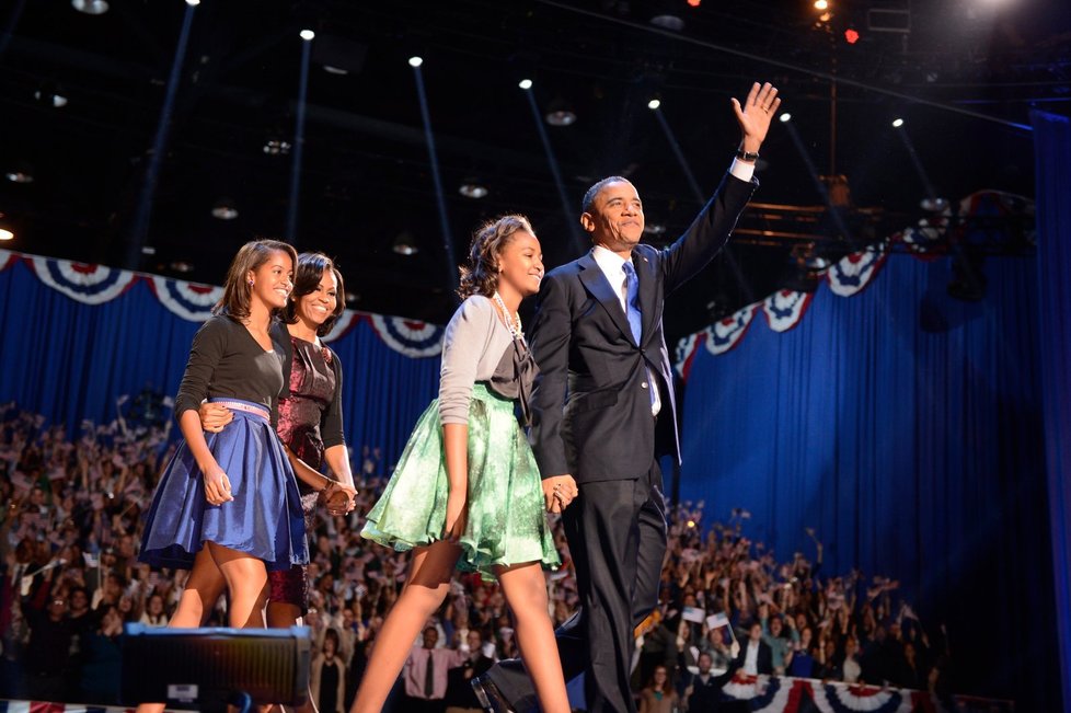 Baracka Obamu doprovázely na pódium i jeho dvě dcery Malia a Natasha