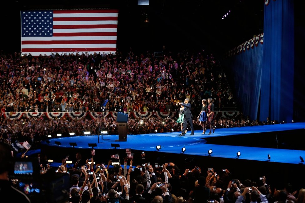 Barack Obama předstupuje před své fanoušky v McCormickově kongresovém centru v Chicagu, kde čekal na výsledky voleb