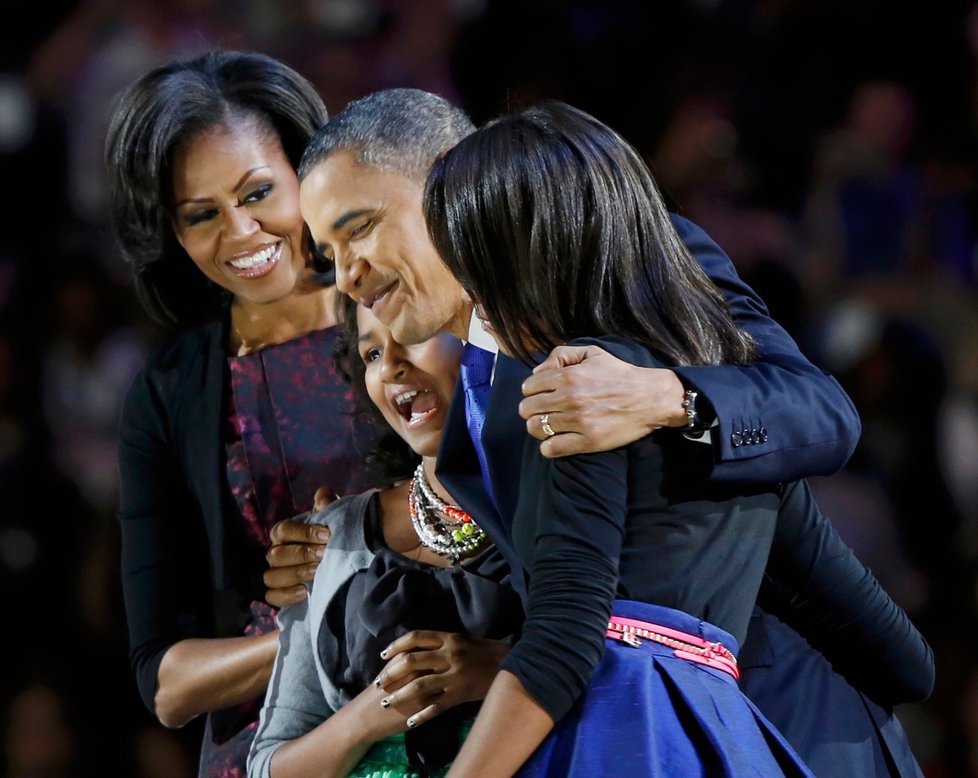 Otcovské objetí: Barack Obama nezapomněl při svém vítězném projevu ani na rodinu.