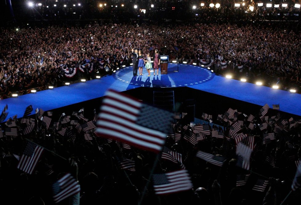 Barack Obama obklopený svými příznivci ve volebním štábu v Chicagu