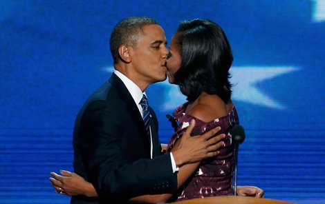 První pár v USA se také rád líbá.