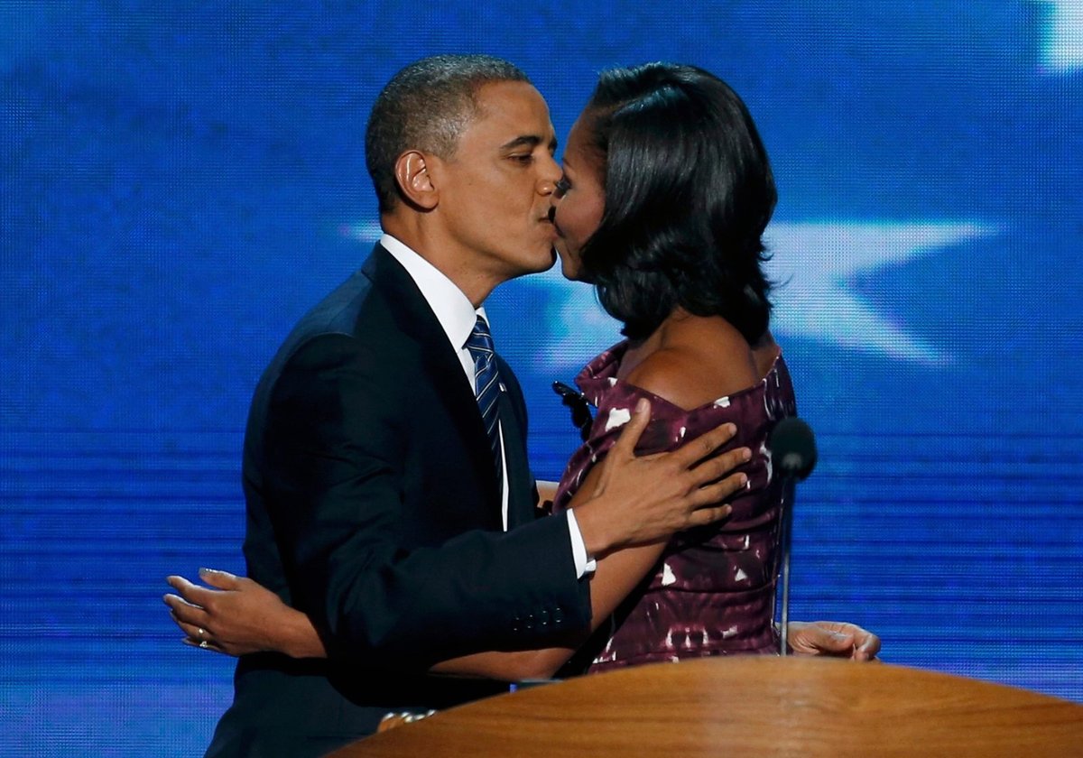 První pár v USA se také rád líbá.