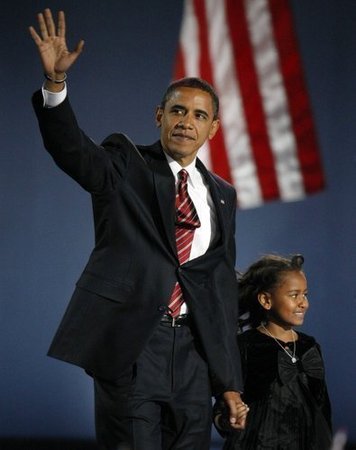 Barack Obama s dcerou Sashou (7) při volební noci