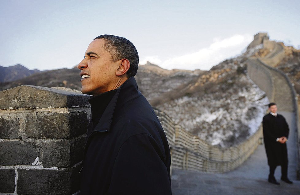 Obamův výlet - Letos zvolený americký prezident Barack Obama si v listopadu během návštěvy v Číně zahrál na turistu. Nenechal si ujít výlet na nejslavnější zdejší památku – Velkou čínskou zeď.