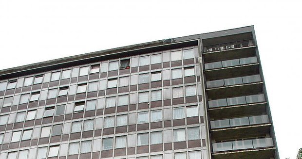 Iveta M. skočila z devátého patra hotelového domu.