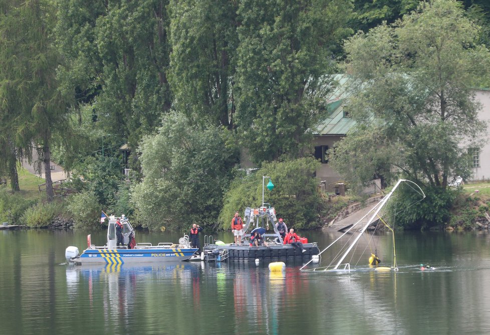 Takto probíhala záchrana potopené plachetnice Baraka pod taktovkou zkušeného potápěče Jana Žiliny.