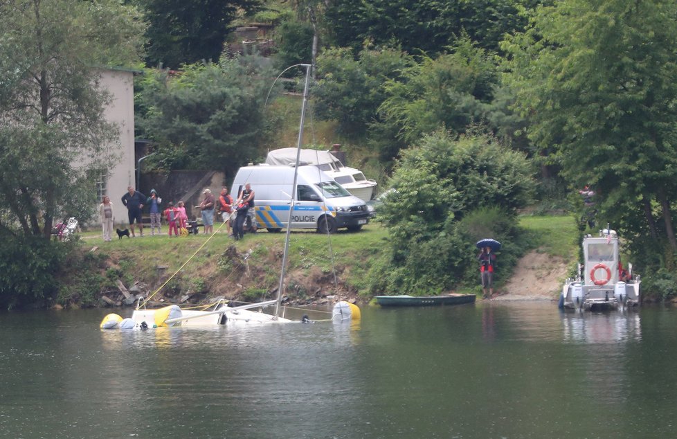 Takto probíhala záchrana potopené plachetnice Baraka pod taktovkou zkušeného potápěče Jana Žiliny.