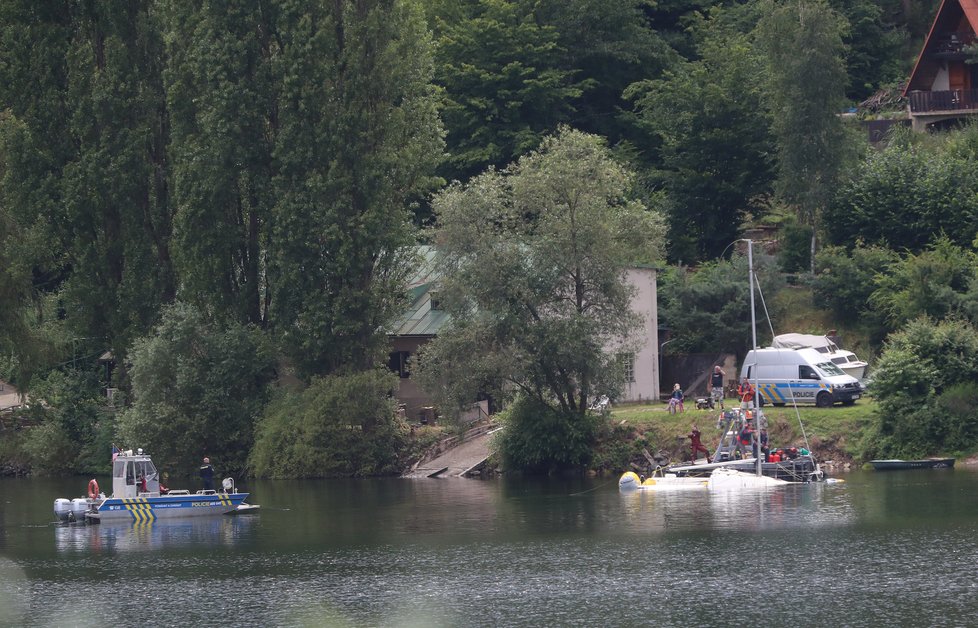 Takto probíhala záchrana potopené plachetnice Baraka pod taktovkou zkušeného potápěče Jana Žiliny.