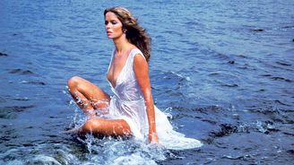 Královna „béčkových“ filmů. Bond girl Barbara Bachová vyměnila agenta za Ringo Starra Královna „béčkových“ filmů. Bond girl Barbara Bachová vyměnila agenta za Ringo Starra