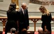 Bývalý prezident USA Barack Obama a bývalá první dáma Michelle Obamová vedle současné první dámy Melanie Trumpové na pohřbu bývalé první dámy Barbary Bushové.