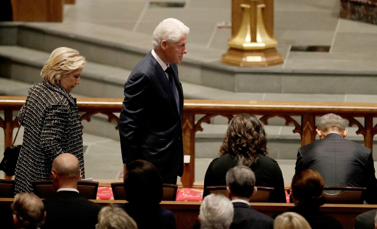 Bývalá první dáma Hillary Clintonová s bývalým prezidentem Billem Clintonem přichází na pohřeb bývalé první dámy Barbary Bushové.