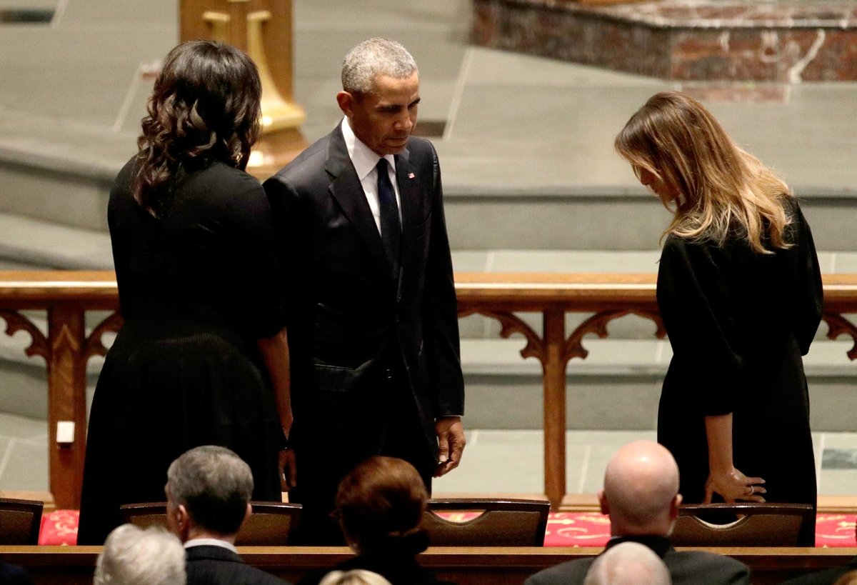 Bývalý prezident USA Barack Obama a bývalá první dáma Michelle Obamová vedle současné první dámy Melanie Trumpové na pohřbu bývalé první dámy Barbary Bushové.