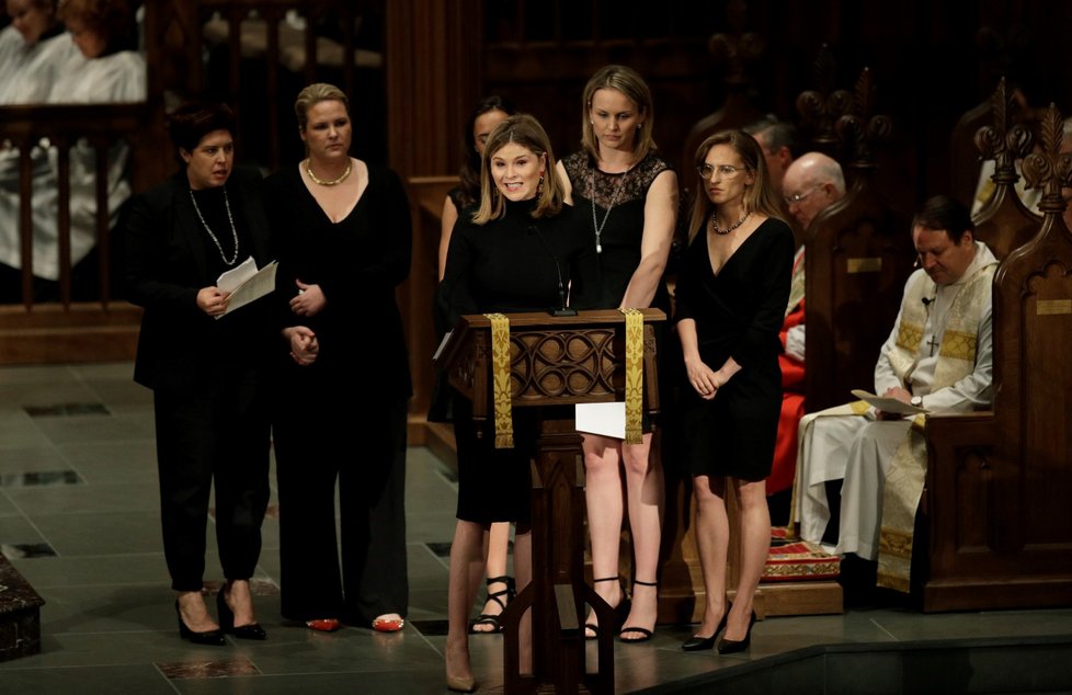 Jenna Bush Hagerová hovoří během pohřbu své babičky, bývalé první dámy USA Barbary Bushové.