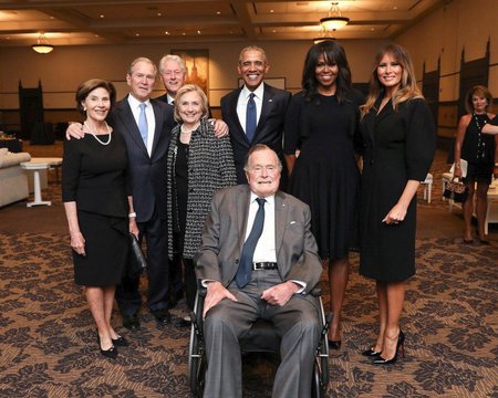 Pohřeb Barbary Bushové. Na snímku Laura a George Bushovi, George Bush starší, Bill a Hillary Clintonovi, Barack a Michelle Obamovi a Melania Trumpová.