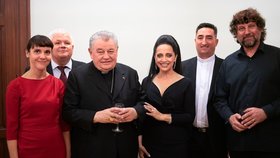 Polská velvyslankyně v Praze Barbara Ćwiorová. Na fotografii mimo jiné s kardinálem Dominikem Dukou a zpěvačkou Lucií Bílou.